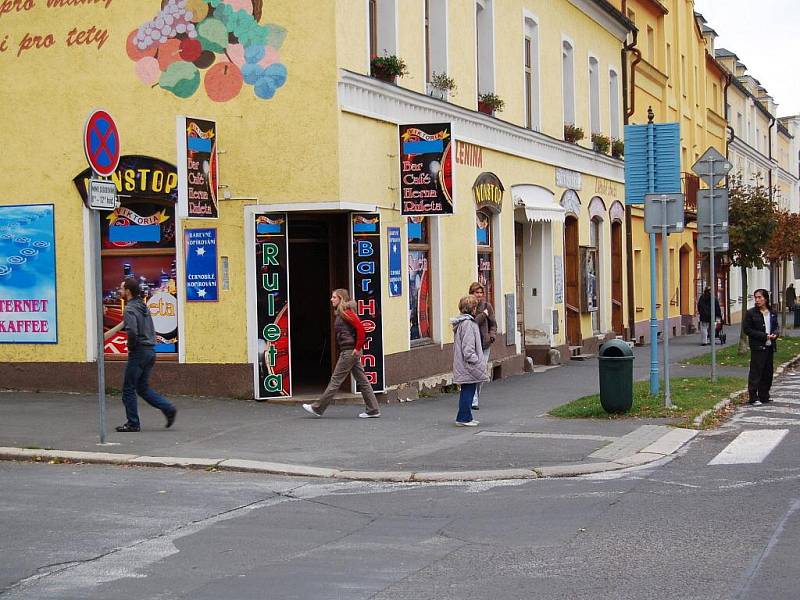 V HERNĚ NA FRANTIŠKOLÁZEŇSKÉ ANGLICKÉ ULICI  razie odhalila  také  vyhláškou zakázané  výherní automaty. 