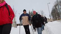 NADŠENCI z Občanského sdružení při Základní škole Františkovy Lázně pořádali už třetí ročník ´Silvestrovského pochodu pro radost´. Trasa vedla od františkolázeňské školy na Seeberg a zpět. Desítky účastníků se skvěle protáhly před večerním slavením. 