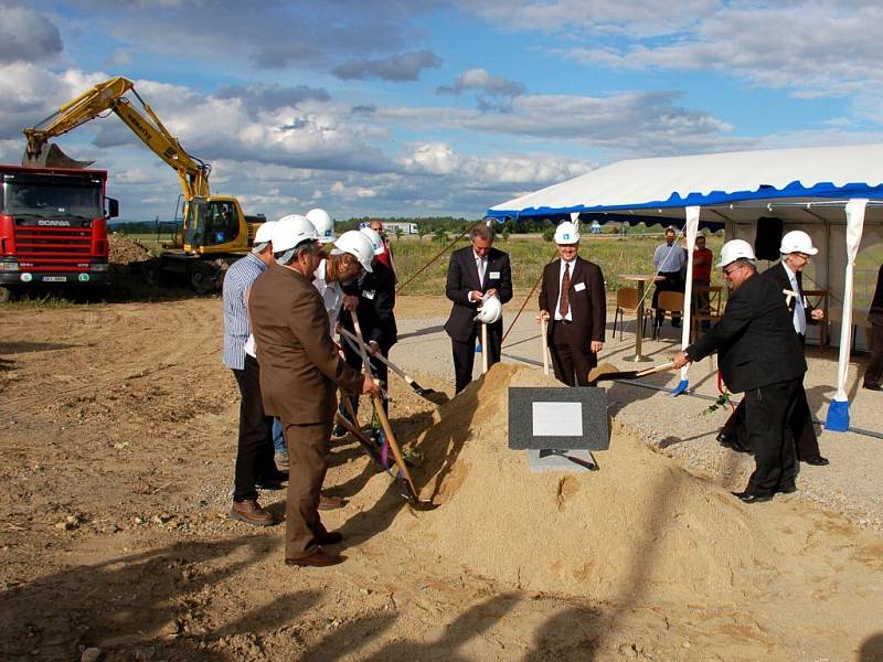 Slavnostní zahájení stavby továrny apt v chebské průmyslové zóně