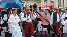 MARIÁNKY PATŘILY FOLKLORU. Mezinárodní folklorní festival Mariánský podzim se tradičně uskutečnil v Mariánských Lázních. Kromě vystoupení na kolonádě nebo v anglikánském kostele měli místní i hosté možnost spatřit krásu lidových krojů při průvodu městem. 