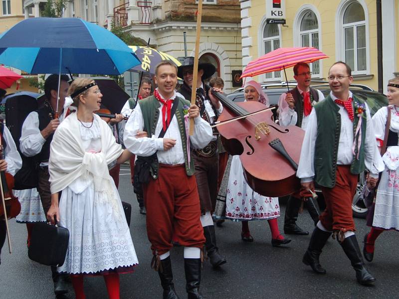 MARIÁNKY PATŘILY FOLKLORU. Mezinárodní folklorní festival Mariánský podzim se tradičně uskutečnil v Mariánských Lázních. Kromě vystoupení na kolonádě nebo v anglikánském kostele měli místní i hosté možnost spatřit krásu lidových krojů při průvodu městem. 