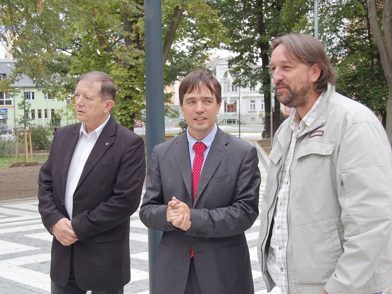 Nové chodníky, lavičky, odpadkové koše i pouliční lampy. Tak to nyní vypadá ve zrekonstruovaných městských sadech v centru města Chebu. 