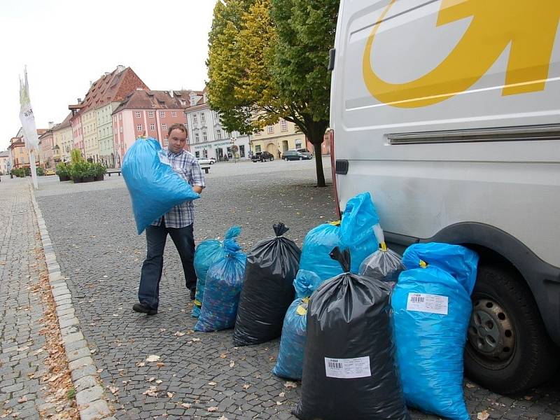 Celkem dvanáct pytlů s plastovými víčky putovalo do Kopřivnice u Ostravy z Chebského deníku. 