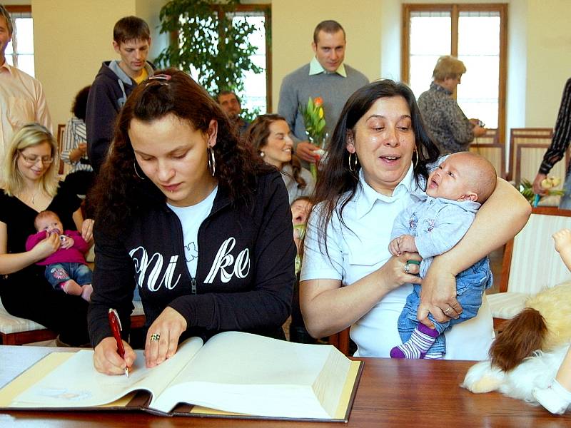 DVANÁCT NOVÝCH OBČÁNKŮ přivítaly v prostoru obřadní síně pracovnice Městského úřadu Cheb.