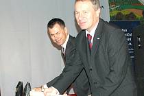 SLAVNOSTNÍ ZAHÁJENÍ. Jan Komárek, ředitel SŽDC, poklepáním na kolejnici zahájil opravu trati z Plané do Chebu. 
