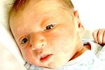 PETR SLAVÍK se narodil v neděli 11. prosince v 6.32 hodin. Při narození vážil 3470 gramů a měřil 51 centimetrů. Doma v Hazlově se z malého Petříčka raduje bráška Pavlík, maminka Lenka a tatínek Pavel.