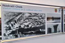 Na peroně prvního nástupiště v Chebu je k vidění výstava unikátních snímků.