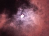 Pozorování zatmění slunce v Chebu zkomplikovala v roce 2008 oblačnost. Sluneční kotuč byl pozorovatelný jen chvilkami