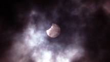 Pozorování zatmění slunce v Chebu zkomplikovala oblačnost. Sluneční kotuč byl pozorovatelný jen chvilkami