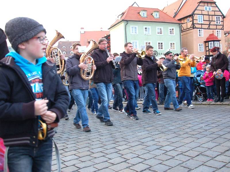 Tradiční lampionový průvod se o víkendu vydal z chebského náměstí do areálu Krajinky. Akci oživil také chebský Mládežnický dechový orchestr. 