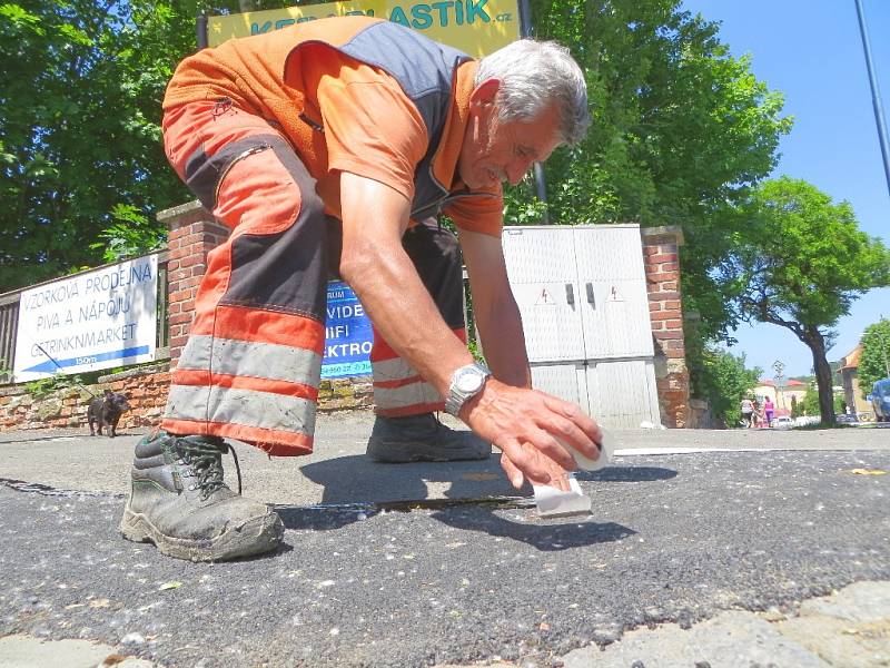 V rámci přípravných prací v těchto dnech Chebské technické služby (Chetes) provádějí nové značení celé Májové ulice, která k objezdu vede, až na křižovatku s ulicí Pivovarskou.