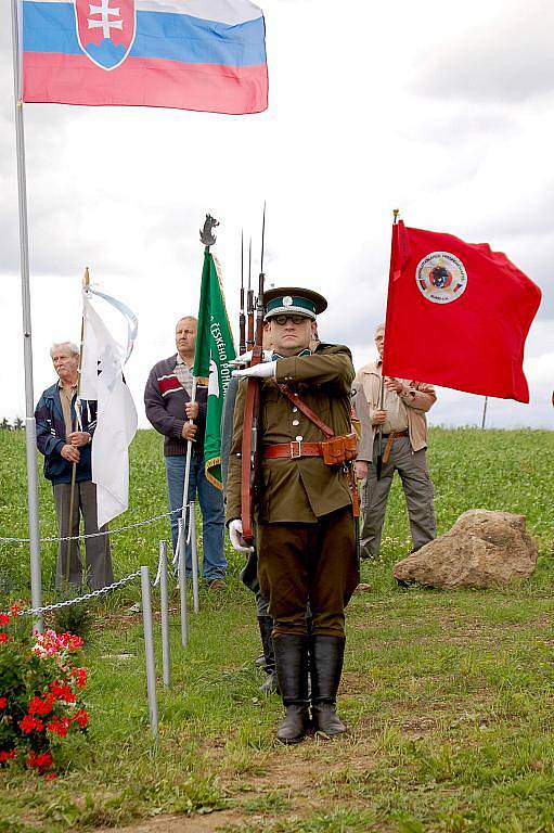 Všechny ochránce hranic Československa oslavuje památník, který byl odhalen  v Krásné u Aše. Vznikl mimo jiné jako reakce na pomník obětem železné opony ve Svatém Kříži.