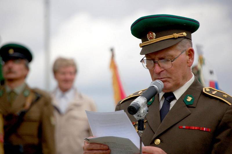 Všechny ochránce hranic Československa oslavuje památník, který byl odhalen  v Krásné u Aše. Vznikl mimo jiné jako reakce na pomník obětem železné opony ve Svatém Kříži.