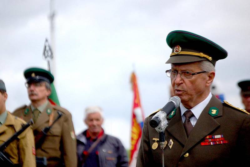 Všechny ochránce hranic Československa oslavuje památník, který byl odhalen  v Krásné u Aše. Vznikl mimo jiné jako reakce na pomník obětem železné opony ve Svatém Kříži.