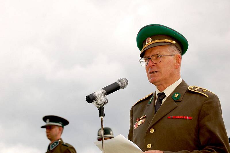 Všechny ochránce hranic Československa oslavuje památník, který byl odhalen  v Krásné u Aše. Vznikl mimo jiné jako reakce na pomník obětem železné opony ve Svatém Kříži.