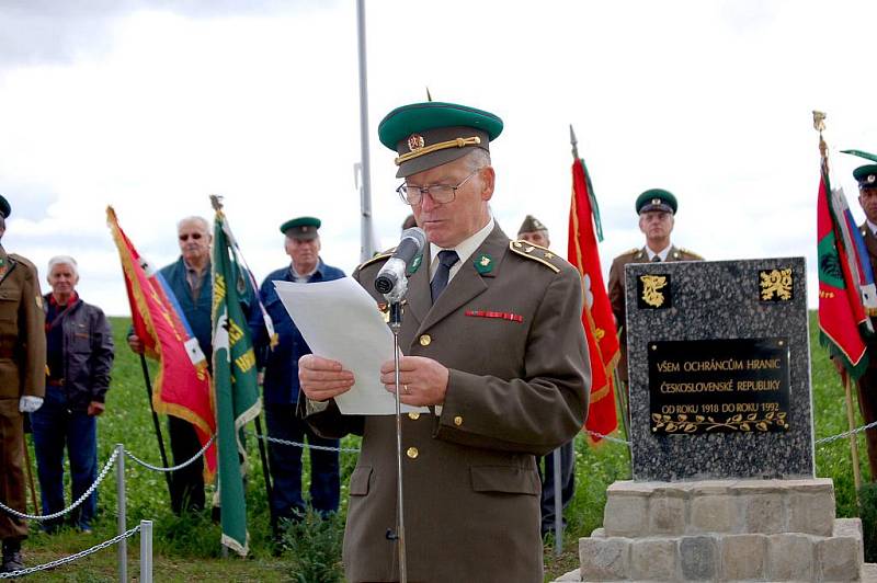 Všechny ochránce hranic Československa oslavuje památník, který byl odhalen  v Krásné u Aše. Vznikl mimo jiné jako reakce na pomník obětem železné opony ve Svatém Kříži.