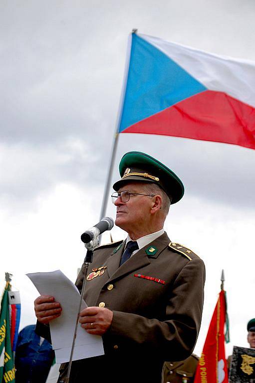 Všechny ochránce hranic Československa oslavuje památník, který byl odhalen  v Krásné u Aše. Vznikl mimo jiné jako reakce na pomník obětem železné opony ve Svatém Kříži.