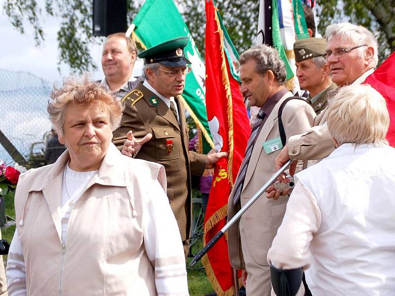 Všechny ochránce hranic Československa oslavuje památník, který byl odhalen  v Krásné u Aše. Vznikl mimo jiné jako reakce na pomník obětem železné opony ve Svatém Kříži.