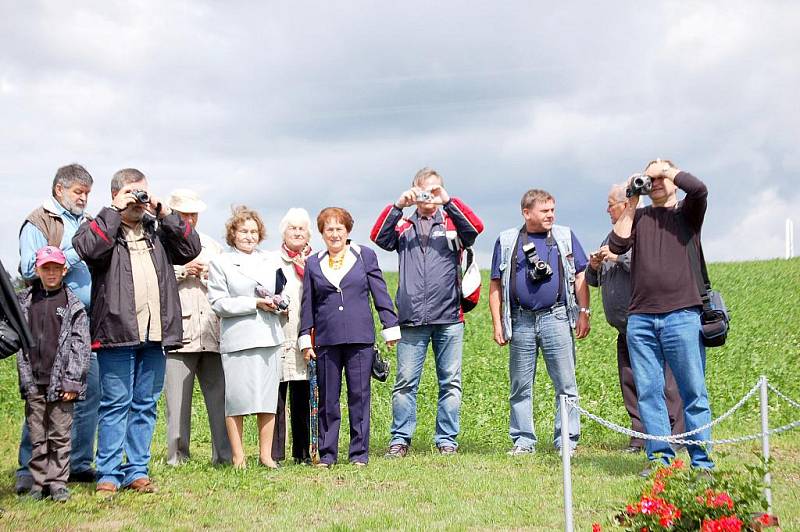 Všechny ochránce hranic Československa oslavuje památník, který byl odhalen  v Krásné u Aše. Vznikl mimo jiné jako reakce na pomník obětem železné opony ve Svatém Kříži.