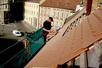 Odborníci v tuto chvíli opravují střechu Muzea Cheb. Příští rok se opravy dočkají i vnitřní prostory.