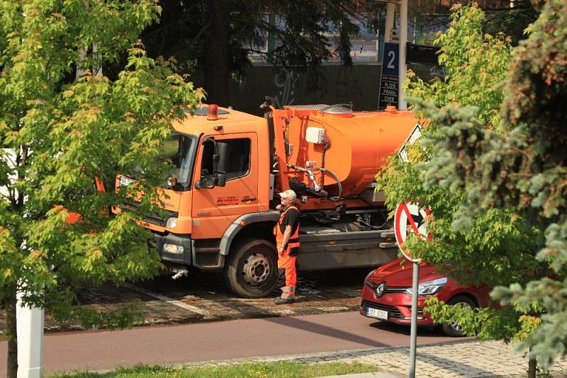 Čištění autobusového nádraží.