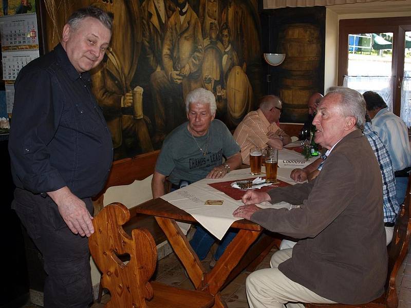 Ze základní školy v Lázních Kynžvart vyšli v roce 1956. Spolužáci na sebe ale nezapomněli a o víkendu se po kratší, či delší době opět setkali.