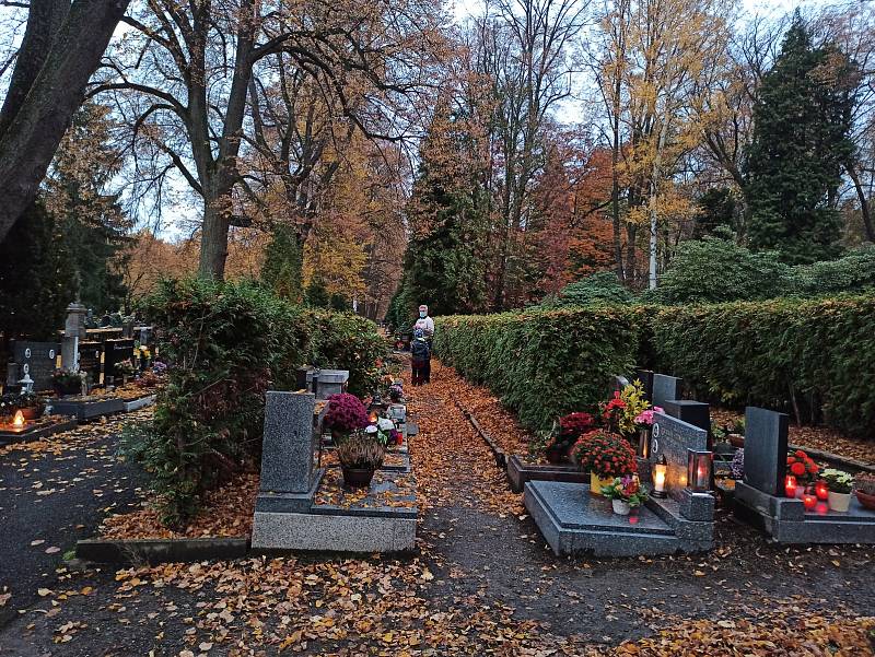 Žádné velké návaly se nekonaly o víkendu na hlavním karlovarském hřbitově v Drahovicích. Důvodem je pandemie. Zatímco v minulosti proudily na hřbitov davy lidí a nebylo zde téměř kde zaparkovat, letos byl poslední předdušičkový víkend velmi poklidný.