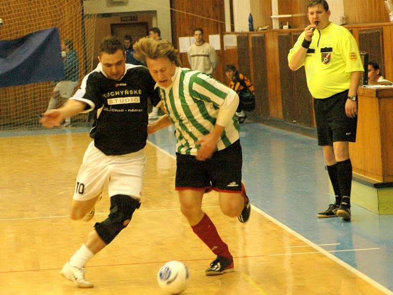 POSLEDNÍM futsalovým turnajem v loňském roce byl desátý ročník Erotica Cupu (na snímku souboj  Holý–Peterek – zleva). Už zítra je v chebské sportovní hale další tradiční  setkání futsalistů –  devátý ročník Ruleta Cupu.