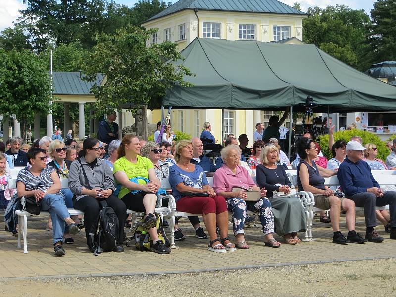 Přes osm stovek vtipů bylo týden vidět na Národní třídě ve Františkových Lázních. Konal se tu totiž pátý ročník Mezinárodního festivalu kresleného humoru.