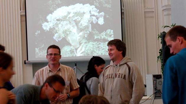 DVOUDENNÍ KONFERENCE Invazní rostliny – evropský problém se uskutečnila na Městském úřadě v Mariánských Lázních. Kromě přednášek byl na programu i výjezd do terénu. 