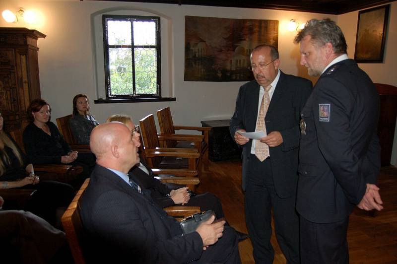 Oceňování nejlepších policistů z Chebska na hradě Seeberg