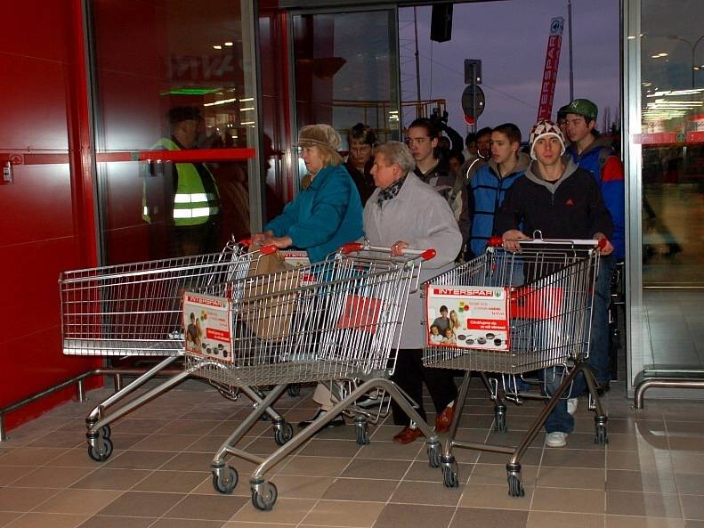 Zahájení prodeje v chebském hypermarketu Interspar