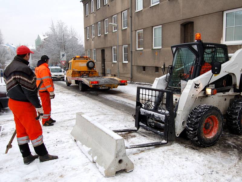 Zablokování nezaplacených rezidenčních parkovacích míst v chebské Ztracené ulici