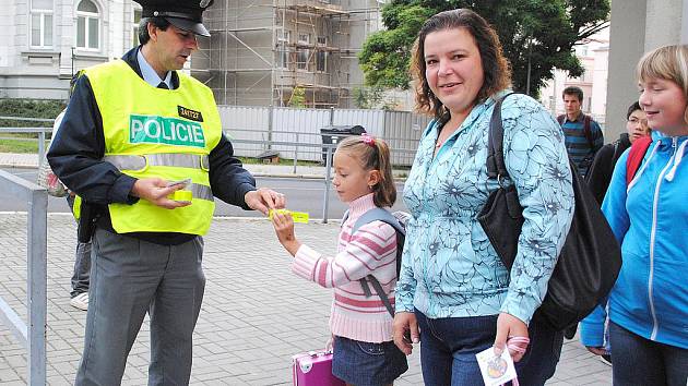 NA PŘECHODY U ŠKOLY v chebské Májové ulici dohlíželi v prvních dnech policisté. Školáčkům rozdávali kartičky s bezpečnostním desaterem a reflexní pásky.   