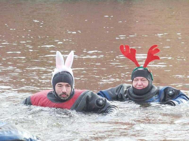 Do řeky Ohře v Chebu, která měla jen tři stupně, se ponořili chebští i karlovarští potápěči.