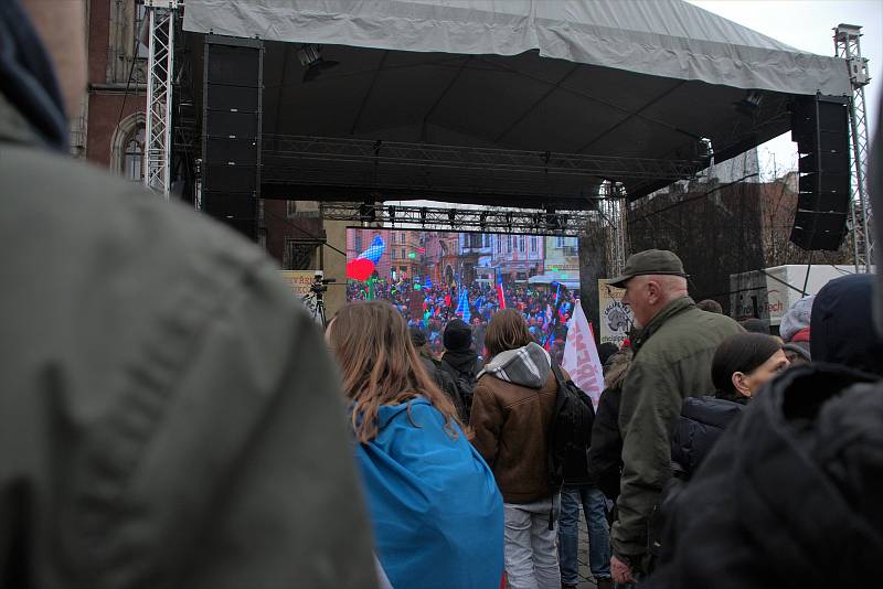 Fotografky ze západu Čech zachytily atmosféru protestů na Staroměstském náměstí