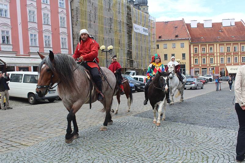 Diváci byli v Chebu svědky divadla jednoho herce, naučili se pár kroků středověkého tance, nebo si prohlédli repliky korunovačních klenotů.