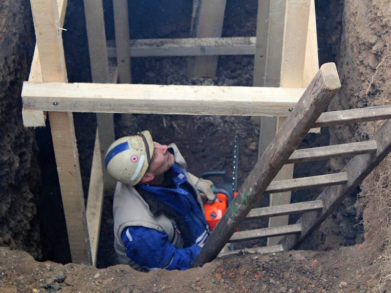 Lžíce malého bagru se opět zakousla do země u vyhaslé sopky Komorní hůrka u Chebu. Vědci tady tak otevřeli další pomocný zářez, který sahá až do hloubky šesti metrů.