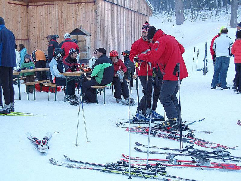 NOVĚ ZPROVOZNĚNÝ VLEK V AŠI a upravená třetí sjezdovka přilákaly o víkendu mnoho lyžařů a snowbordistů. Na svah pro náročnější lyžaře dorazilo i mnoho dětí. Sportovci si užívali jízdu i na dalších sjezdovkách. 