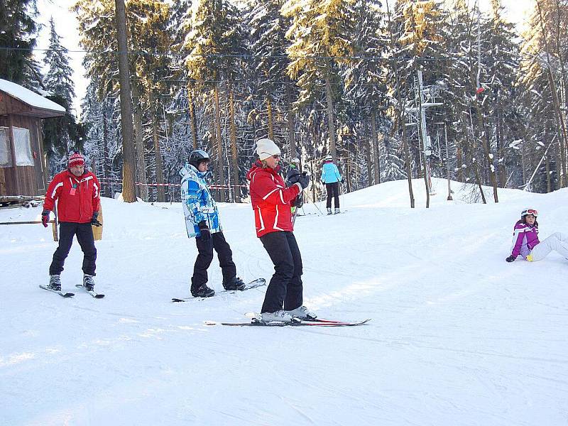 NOVĚ ZPROVOZNĚNÝ VLEK V AŠI a upravená třetí sjezdovka přilákaly o víkendu mnoho lyžařů a snowbordistů. Na svah pro náročnější lyžaře dorazilo i mnoho dětí. Sportovci si užívali jízdu i na dalších sjezdovkách. 