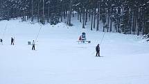 NOVĚ ZPROVOZNĚNÝ VLEK V AŠI a upravená třetí sjezdovka přilákaly o víkendu mnoho lyžařů a snowbordistů. Na svah pro náročnější lyžaře dorazilo i mnoho dětí. Sportovci si užívali jízdu i na dalších sjezdovkách. 