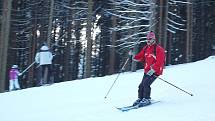 NOVĚ ZPROVOZNĚNÝ VLEK V AŠI a upravená třetí sjezdovka přilákaly o víkendu mnoho lyžařů a snowbordistů. Na svah pro náročnější lyžaře dorazilo i mnoho dětí. Sportovci si užívali jízdu i na dalších sjezdovkách. 