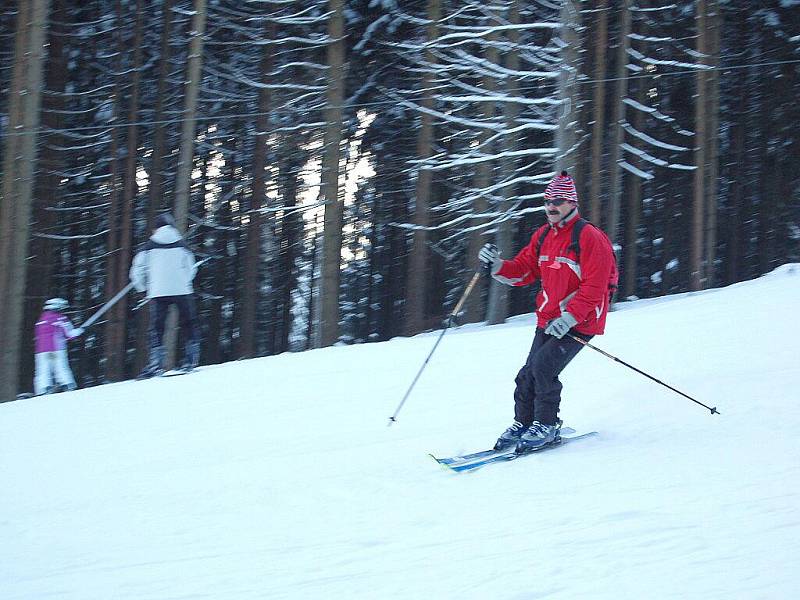 NOVĚ ZPROVOZNĚNÝ VLEK V AŠI a upravená třetí sjezdovka přilákaly o víkendu mnoho lyžařů a snowbordistů. Na svah pro náročnější lyžaře dorazilo i mnoho dětí. Sportovci si užívali jízdu i na dalších sjezdovkách. 