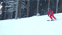 NOVĚ ZPROVOZNĚNÝ VLEK V AŠI a upravená třetí sjezdovka přilákaly o víkendu mnoho lyžařů a snowbordistů. Na svah pro náročnější lyžaře dorazilo i mnoho dětí. Sportovci si užívali jízdu i na dalších sjezdovkách. 