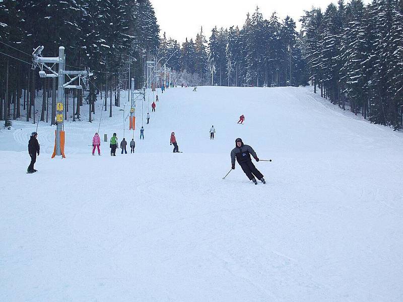 NOVĚ ZPROVOZNĚNÝ VLEK V AŠI a upravená třetí sjezdovka přilákaly o víkendu mnoho lyžařů a snowbordistů. Na svah pro náročnější lyžaře dorazilo i mnoho dětí. Sportovci si užívali jízdu i na dalších sjezdovkách. 