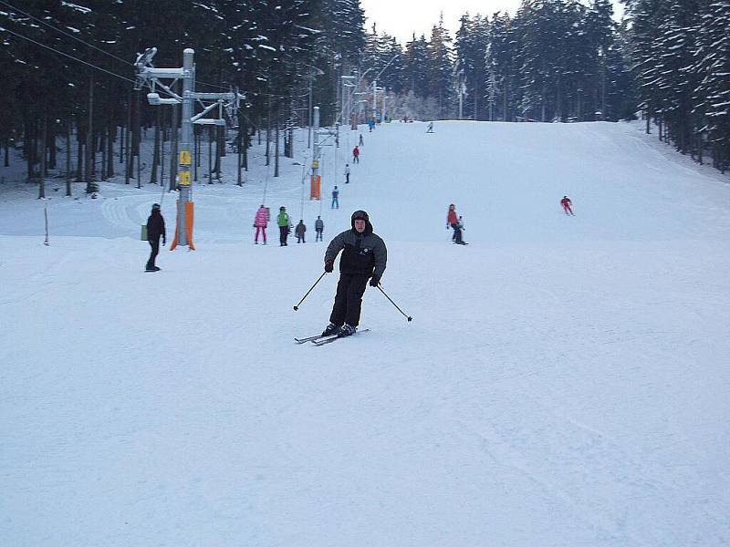 NOVĚ ZPROVOZNĚNÝ VLEK V AŠI a upravená třetí sjezdovka přilákaly o víkendu mnoho lyžařů a snowbordistů. Na svah pro náročnější lyžaře dorazilo i mnoho dětí. Sportovci si užívali jízdu i na dalších sjezdovkách. 