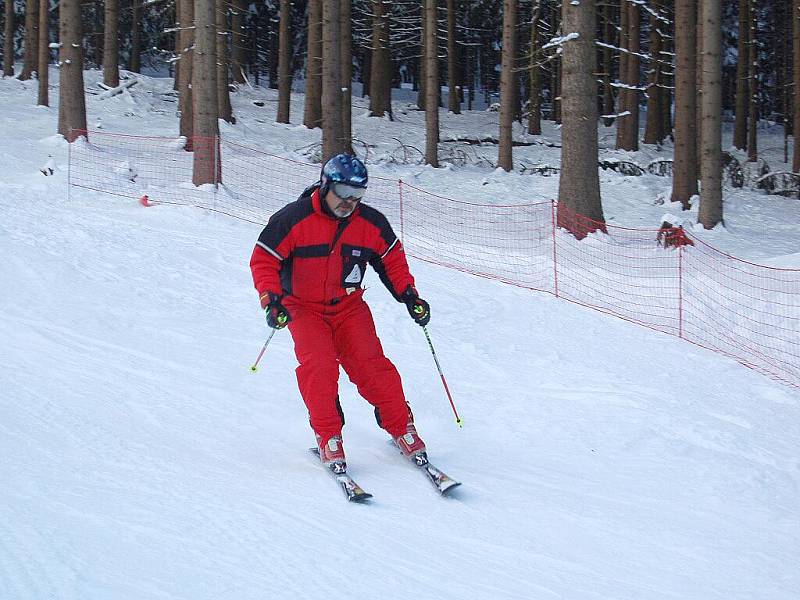 NOVĚ ZPROVOZNĚNÝ VLEK V AŠI a upravená třetí sjezdovka přilákaly o víkendu mnoho lyžařů a snowbordistů. Na svah pro náročnější lyžaře dorazilo i mnoho dětí. Sportovci si užívali jízdu i na dalších sjezdovkách. 
