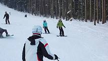 NOVĚ ZPROVOZNĚNÝ VLEK V AŠI a upravená třetí sjezdovka přilákaly o víkendu mnoho lyžařů a snowbordistů. Na svah pro náročnější lyžaře dorazilo i mnoho dětí. Sportovci si užívali jízdu i na dalších sjezdovkách. 