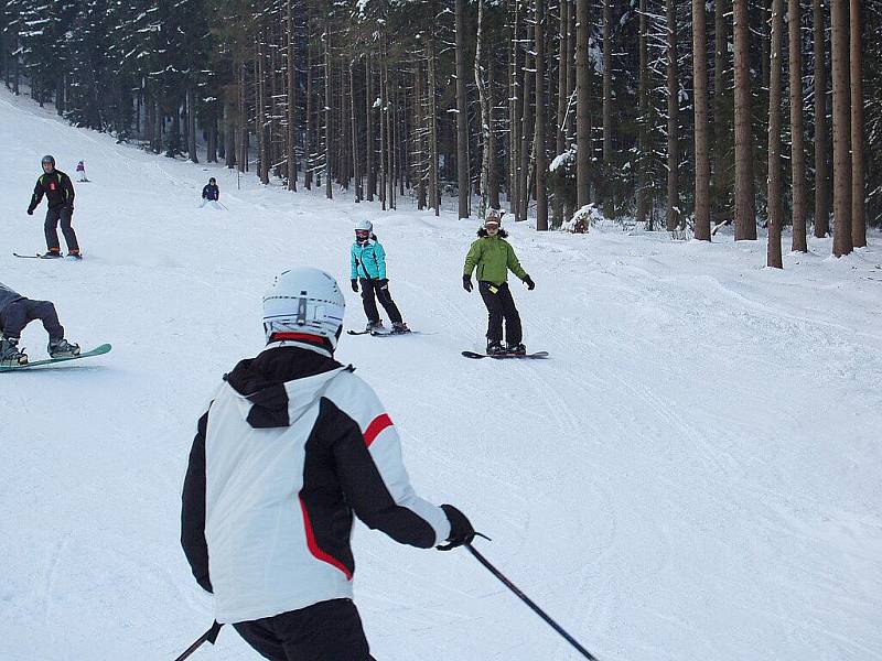 NOVĚ ZPROVOZNĚNÝ VLEK V AŠI a upravená třetí sjezdovka přilákaly o víkendu mnoho lyžařů a snowbordistů. Na svah pro náročnější lyžaře dorazilo i mnoho dětí. Sportovci si užívali jízdu i na dalších sjezdovkách. 