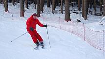 NOVĚ ZPROVOZNĚNÝ VLEK V AŠI a upravená třetí sjezdovka přilákaly o víkendu mnoho lyžařů a snowbordistů. Na svah pro náročnější lyžaře dorazilo i mnoho dětí. Sportovci si užívali jízdu i na dalších sjezdovkách. 